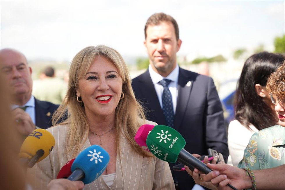 La consejera de Economía, Hacienda, Fondos Europeos y Diálogo Social y portavoz del Gobierno, Carolina España atiende a los medios de comunicación durante una visita en Antequera (Málaga). Imagen de archivo.