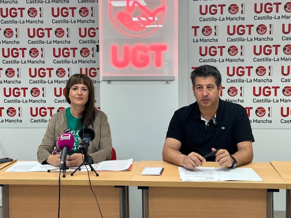 El secretario de Enseñanza de UGT Servicios Públicos Castilla-La Mancha, José Antonio Montero, la responsable de Salud Laboral de la federación a nivel regional, Estrella Fernández.