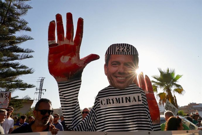 Archivo - Cientos de personas durante la novena manifestación ciudadana con el lema 'Mazón dimissió'. 