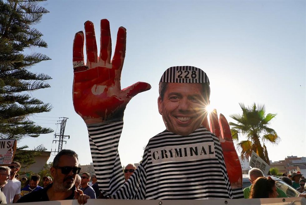Archivo - Cientos de personas durante la novena manifestación ciudadana con el lema 'Mazón dimissió'. 