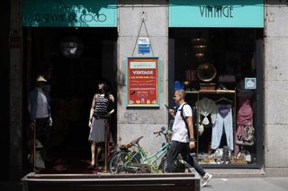 Fachada de una tienda de ropa de segunda mano, a 28 de abril de 2026, en Madrid (España). 
