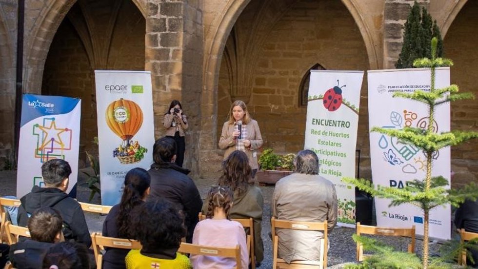 La consejera de Agricultura, Ganadería, Mundo Rural y Medio Ambiente, Noemí Manzanos, junto con el director general de Innovación y Ordenación Educativa, Fabián Martín, abre el II Encuentro de la Red de Huertos Escolares Participativos Ecológicos
