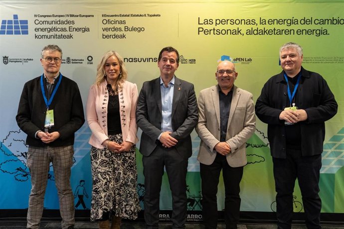 I-D: Carlos Chocarro, de Nasuvinsa; Garbiñe Basterra, directora general del Gobierno de Navarra; Mikel Irujo, consejero; Joxe Abaurrea, concejal de Pamplona, y Javier Burón, gerente de Nasuvinsa, en el Congreso Europeo de Comunidades Energéticas.