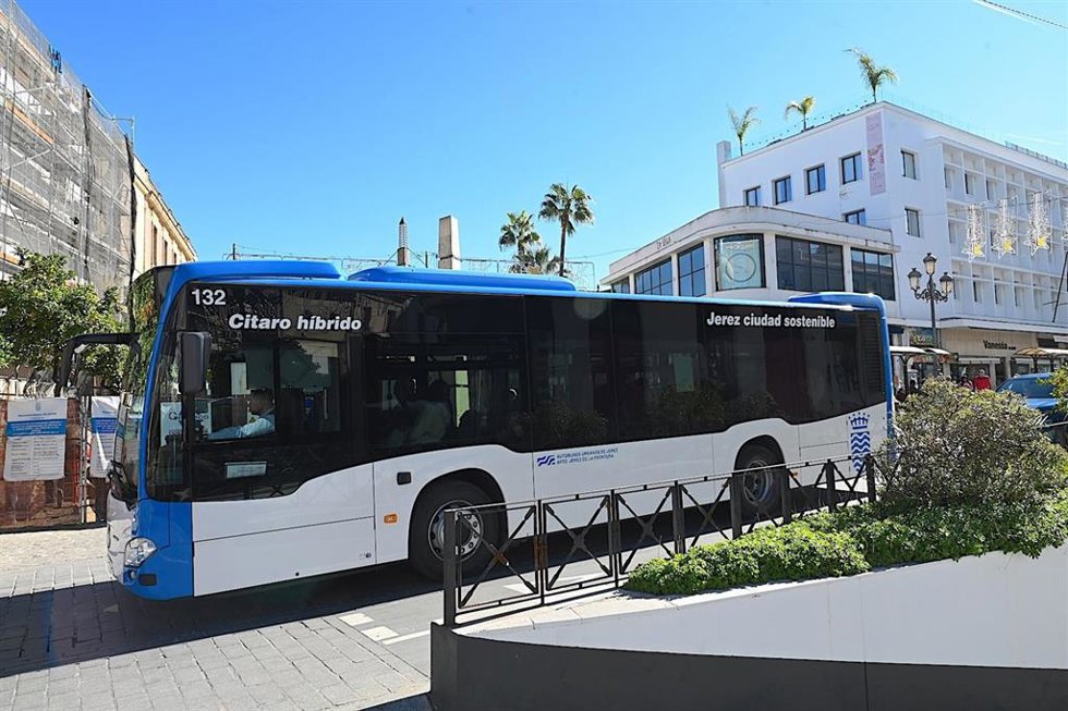 Archivo - Vista de un autobús urbano de Jerez.