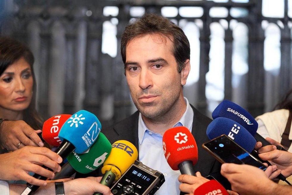 El vicepresidente primero del Gobierno y ministro de Economía, Carlos Cuerpo, en una atención a medios en Sevilla.