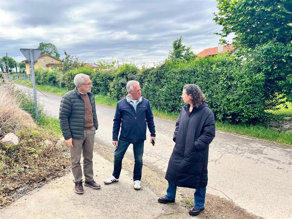 El portavoz de IU-Convocatoria por Oviedo, Gaspar Llamazares, junto a la concejala Cristina Pontón, en El Llano, en la zona sur del Naranco.