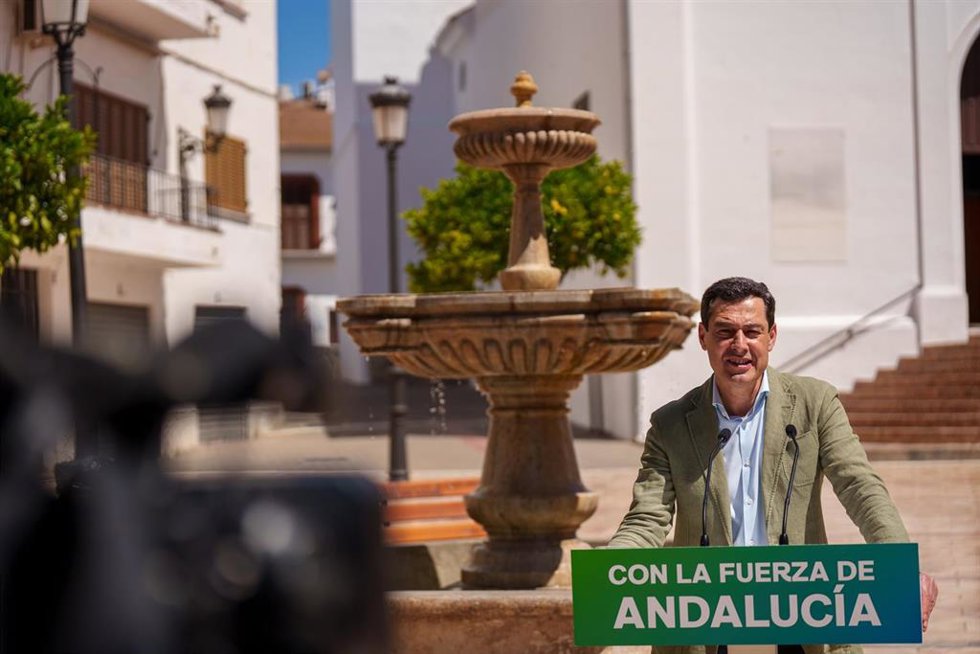 El presidente del PP andaluz y candidato a la reelección a la Presidencia de la Junta de Andalucía, Juanma Moreno atiende a los medios de comunicación en su pueblo natal Alhaurín El Grande. A 6 de mayo de 2026 en Alhaurín El Grande, Málaga (Andalucía, Esp