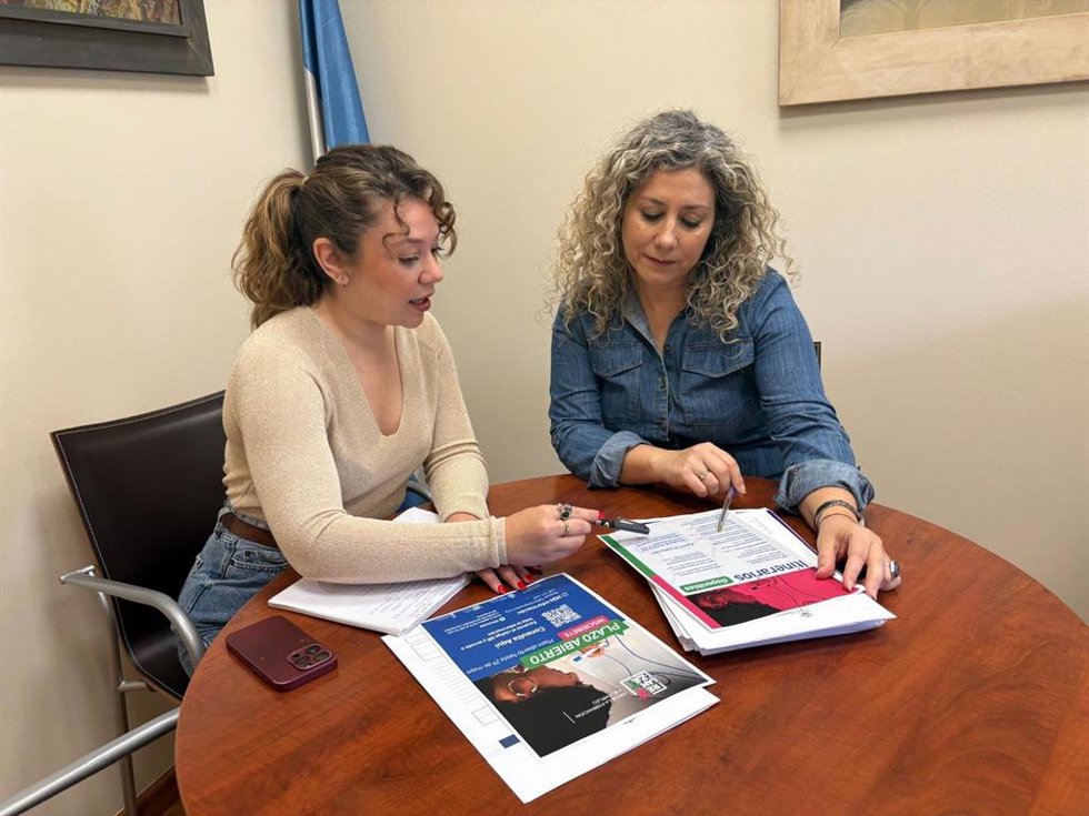 Reunión entre la delegada de Empleo, Paula Fuster, y la responsable de Servicios Sociales, Rocío Bastida.