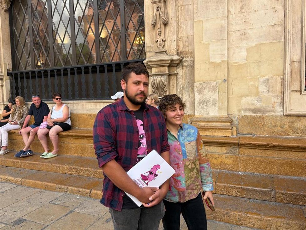 La asociación Ben Amics frente al Ayuntamiento de Palma.