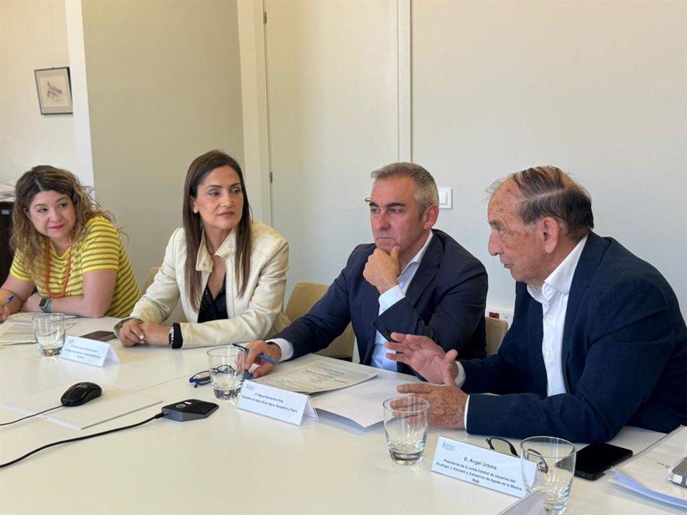 El conseller de Agricultura, Agua, Ganadería y Pesca, Miguel Barrachina, se reúne con representantes de la Junta Central de Usuarios del Vinalopó, L'Alacantí y el Consorcio de Aguas de la Marina Baixa