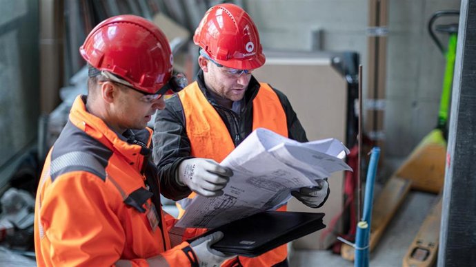 Técnicos de Shindler trabajando