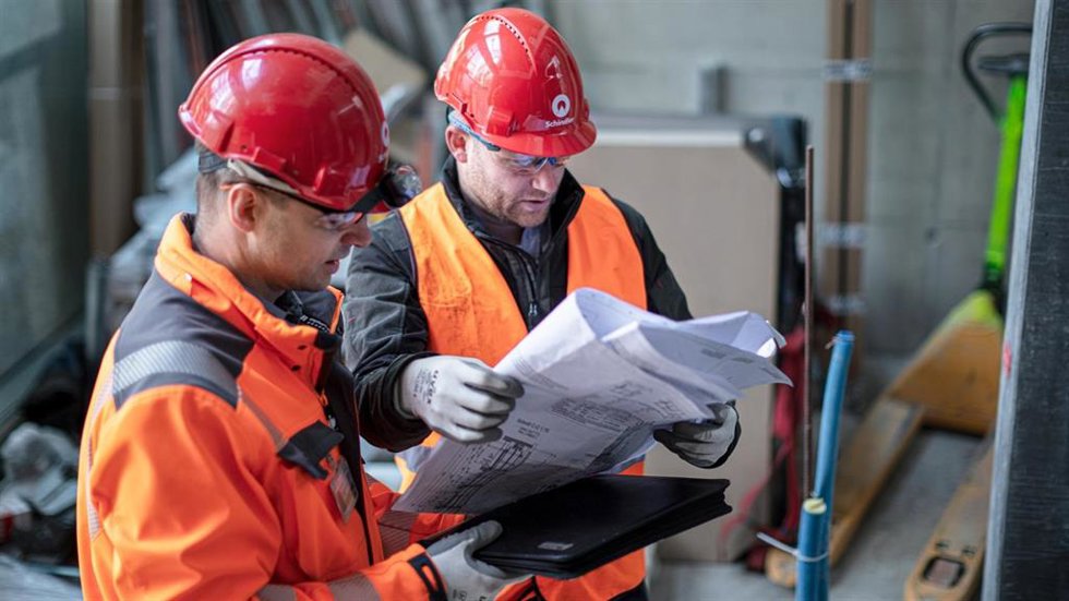 Técnicos de Shindler trabajando
