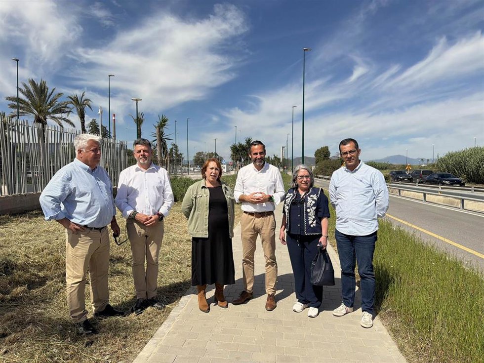 El candidato socialista al Parlamento andaluz y portavoz del PSOE en el Ayuntamiento de Málaga, Daniel Pérez,  junto a concejales en la zona de Buenavista.