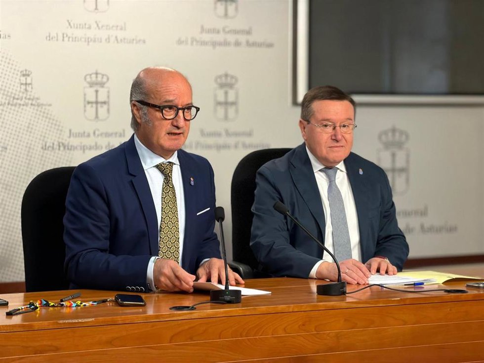 Los diputados del PP de Asturias, Luis Venta y Rafael Alonso, durante la rueda de prensa de este miércoles en la Junta General.