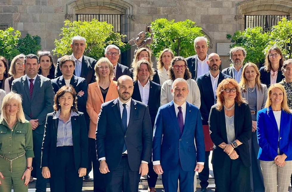 El alcalde de Barcelona, Jaume Collboni, y el conseller de la Presidencia de la Generalitat, Albert Dalmau, encabezan la reunión de la Comisión Mixta Generalitat-Ayuntamiento de Barcelona, en el Palau de la Generalitat