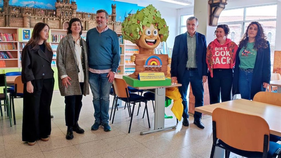 Miembros de la candidatura de Oviedo como Capital Europea de la Cultura 2031 en el CEIP San Pedro de los Arcos de Oviedo.