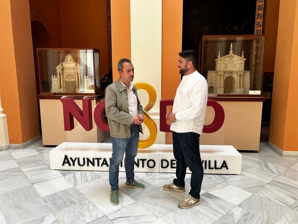 El consejero de Ordenación de Territorio, Urbanismo, Vivienda y Derechos Ciudadanos del Principado de Asturias, Ovidio Zapico, y el concejal de Izquierda Unida en el Ayuntamiento de Sevilla, Ismael Sánchez