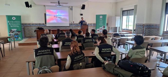 Agentes medioambientales se forman en el Ifapa Alameda del Obispo de Córdoba en la detección de delitos por el uso ilegal de cebos envenenados.