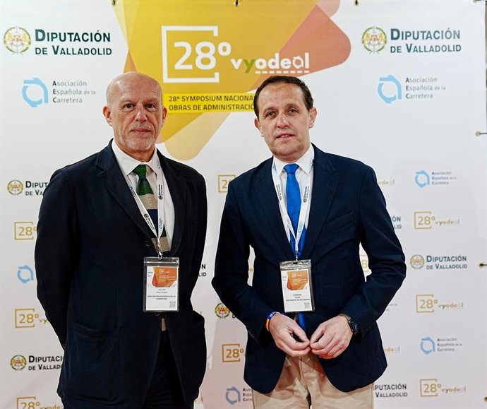 El presidente de la Diputación de Valladolid, Conrado Íscar, junto al director general de la Asociación Española de la Carretea (AEC), Jacobo Díaz, en la inauguración de 28 edición del Symposium Nacional de Vías y Obras de la Administración Local, Vyodeal