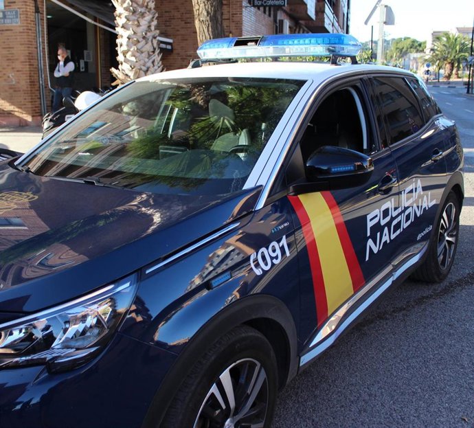 Archivo - Sucesos.- La Policía salva la vida de una mujer tras atragantarse en un restaurante