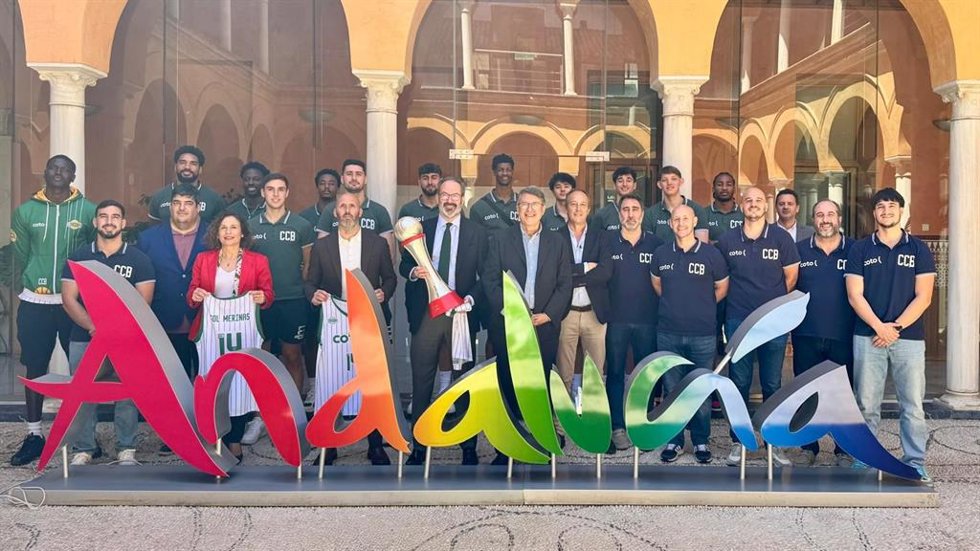Molina (centro, con el trofeo), entre Lucena y Blanco, con el cuerpo técnico, directivos y jugadores del Coto Córdoba Club de Baloncesto.