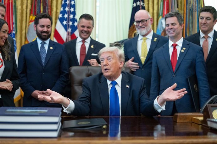 30 de abril de 2026, Washington, Distrito de Columbia, EUA: O presidente dos Estados Unidos, Donald J. Trump, responde a perguntas após assinar uma série de decretos presidenciais no Salão Oval da Casa Branca, em Washington, DC, EUA, na quinta-feira, 30 d