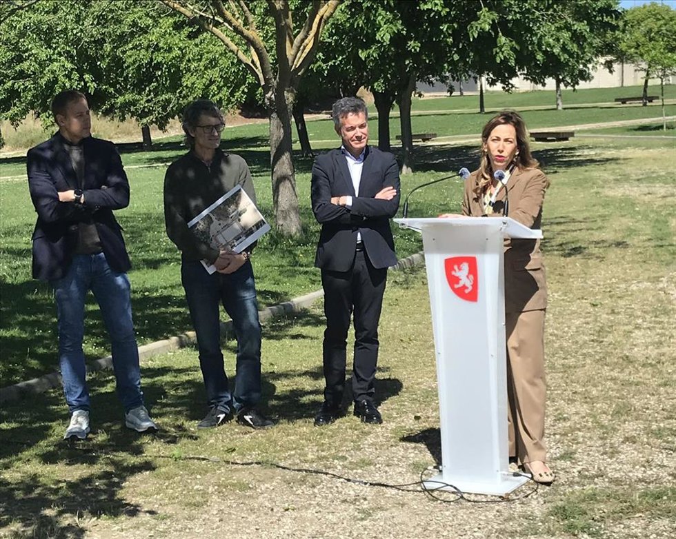 La alcaldesa de Zaragoza, Natalia Chueca, enel parque del barranco de la Muerte, donde ha anunciado que el nuevo tanque de tormentas junto al cementerio de Torrero estará terminado el primer trimestre de 2027