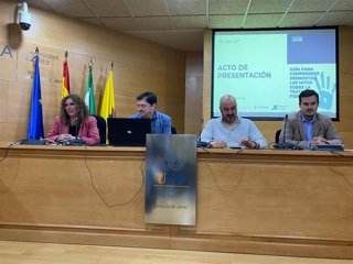 La responsable de Igualdad y Diversidad de la Diputación de Cádiz, Susana Sánchez Toro, en la presentación de la 'Guía para comprender y desmontar los mitos sobre la trata de personas', en el campus de Jerez.