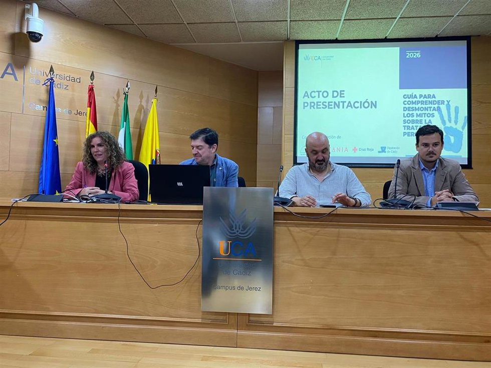 La responsable de Igualdad y Diversidad de la Diputación de Cádiz, Susana Sánchez Toro, en la presentación de la 'Guía para comprender y desmontar los mitos sobre la trata de personas', en el campus de Jerez.