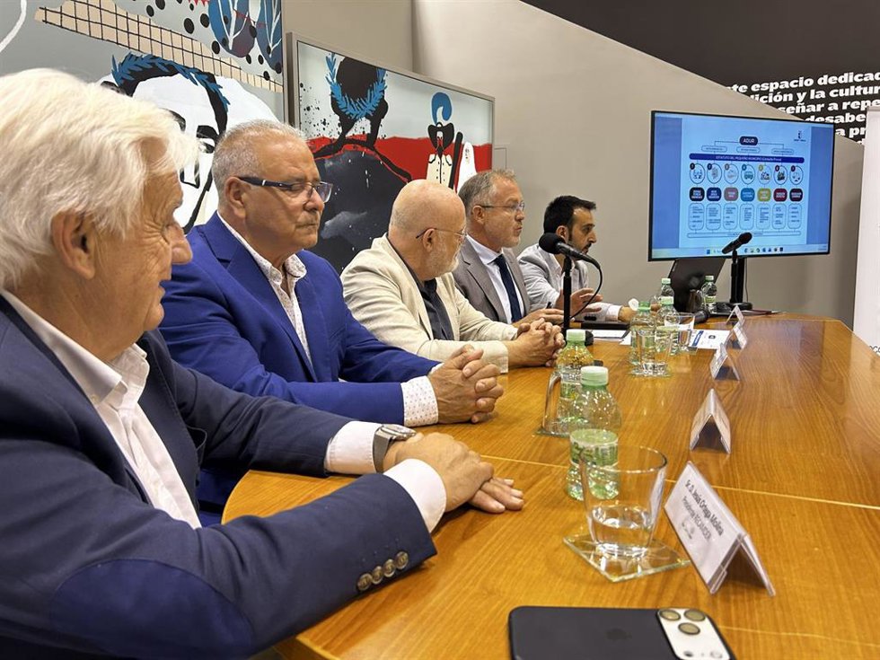 El viceconsejero de Planificación Estratégica, José Antonio Carrillo, ha presentado la Agenda de Desarrollo Urbano y Rural (ADUR) de la Sierra de Alcaraz y Campo de Montiel, en la provincia de Albacete.