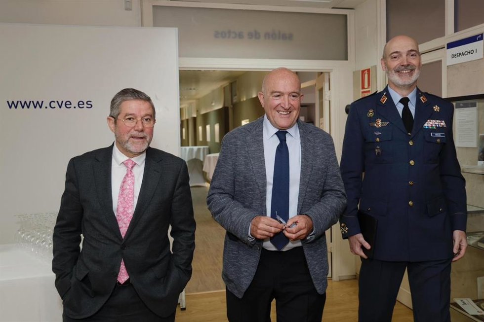 El presidente de CEOE Valladolid, Carlos Magdaleno; el alcalde de la ciudad, Jesús Julio Carnero, y el general de División Miguel Ángel Orduña.