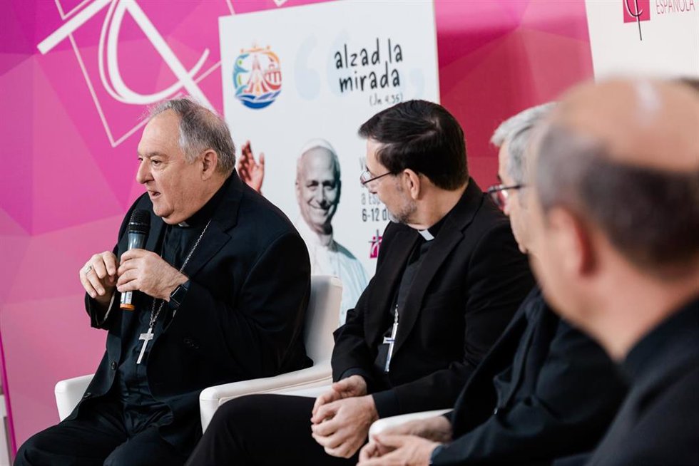 El obispo de Canarias, Mons. José Mazuelos (i), interviene durante la presentación de la agenda oficial del Papa León XIV para su próximo viaje a España, a 6 de mayo de 2026, en Madrid (España).
