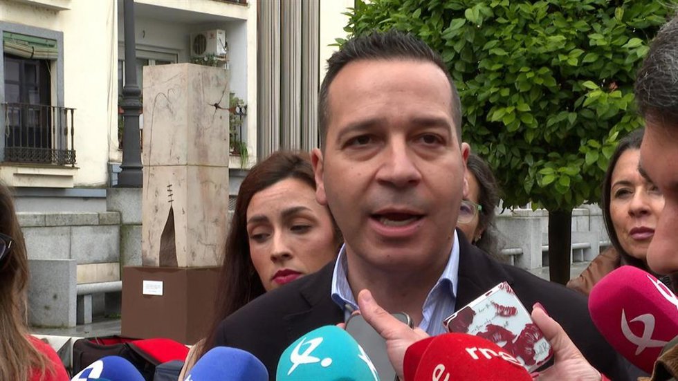 Archivo - El vicepresidente de la Junta y consejero de Desregulación, Servicios Sociales y Familia, Óscar Fernández Calle, atiende a los medios en una imagen de archivo