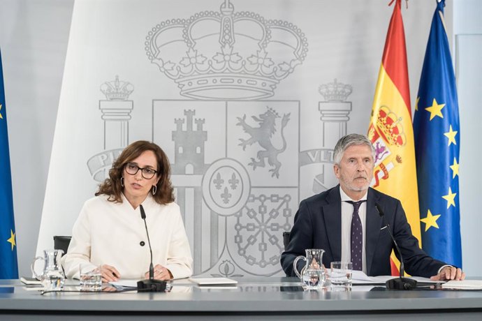 A ministra da Saúde, Mónica García, e o ministro do Interior, Fernando Grande-Marlaska, durante uma coletiva de imprensa no Complexo da Moncloa, em 6 de maio de 2026, em Madri (Espanha). Os ministros compareceram para informar sobre a reunião de acompanha