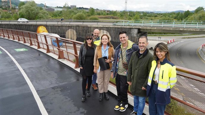 En la imagen junto al primer edil, Ángel García,  José Antonio Martínez y Ana Díaz, técnicos municipales; Verónica Durán, Paisajista;  Sfhir, muralista y Antonella Zabala, de la empresa adjudicataria de la obra de la rotonda.