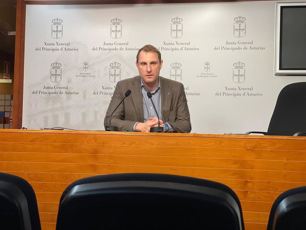 El portavoz parlamentario de Foro Asturias, Adrián Pumares, en rueda de prensa este miércoles.