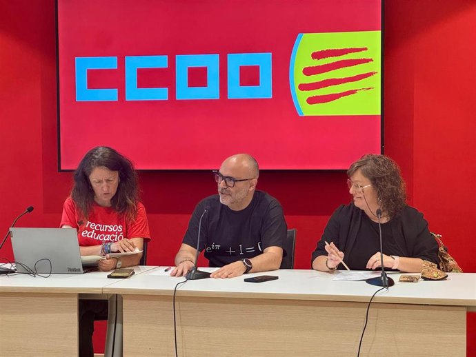 Ester Vila, Edu Núñez y Sílvia Montero (CC.OO. Educació) en rueda de prensa este miércoles