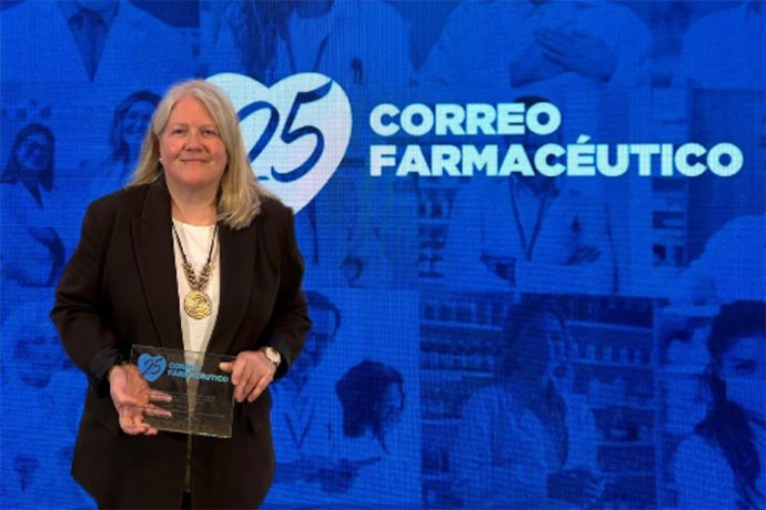 La jefa de Servicio de Farmacia de la Consejería de Salud, Flora Pérez, recoge el premio de Correo Farmacéutico