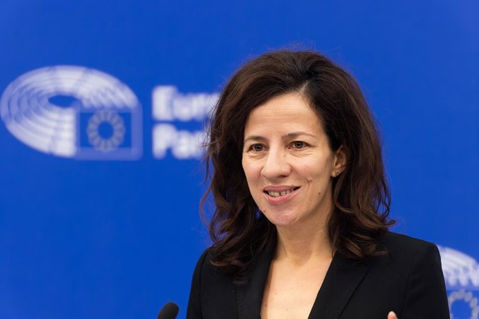 Archivo - 18 December 2024, France, Strassburg: Roxana Minzatu, European Commissioner for Social Rights and Skills, Quality Jobs and Pensions, stands in the European Parliament building and speaks. Wednesday is to begin with a debate on the EU summit sche