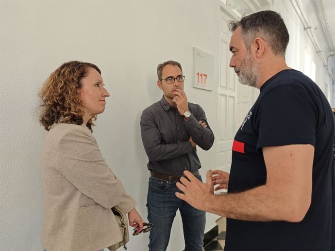 Diputado en el Congreso y coordinador general de IU Andalucía, Toni Valero, en el marco de una  reunión con trabajadores del sector de emergencias.