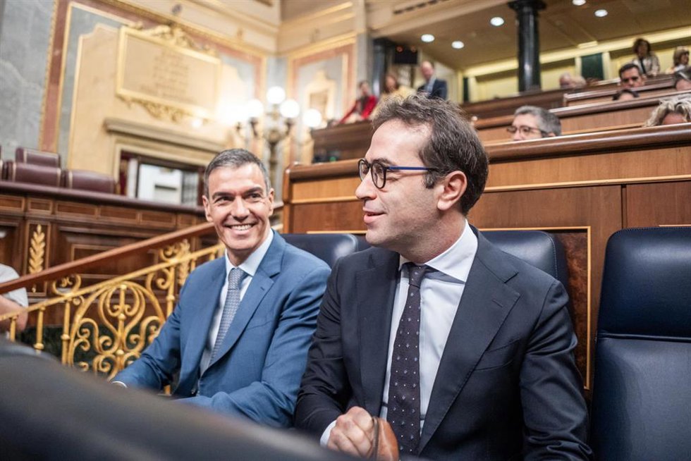 El presidente del Gobierno, Pedro Sánchez, y el vicepresidente y ministro de Economía, Carlos Cuerpo, durante una sesión plenaria en el Congreso, a 29 de abril de 2026, en Madrid (España). 