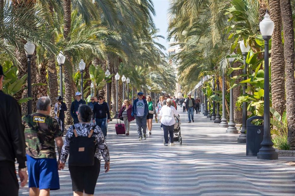 Archivo - Turistas en la ciudad de Alicante