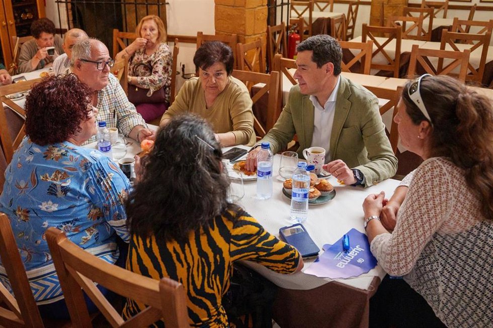 El presidente del PP andaluz y candidato a la reelección a la Presidencia de la Junta de Andalucía, Juanma Moreno se reúne con sus familiares en su pueblo natal Alhaurín El Grande. A 6 de mayo de 2026 en Alhaurín El Grande, Málaga (Andalucía, España). El 