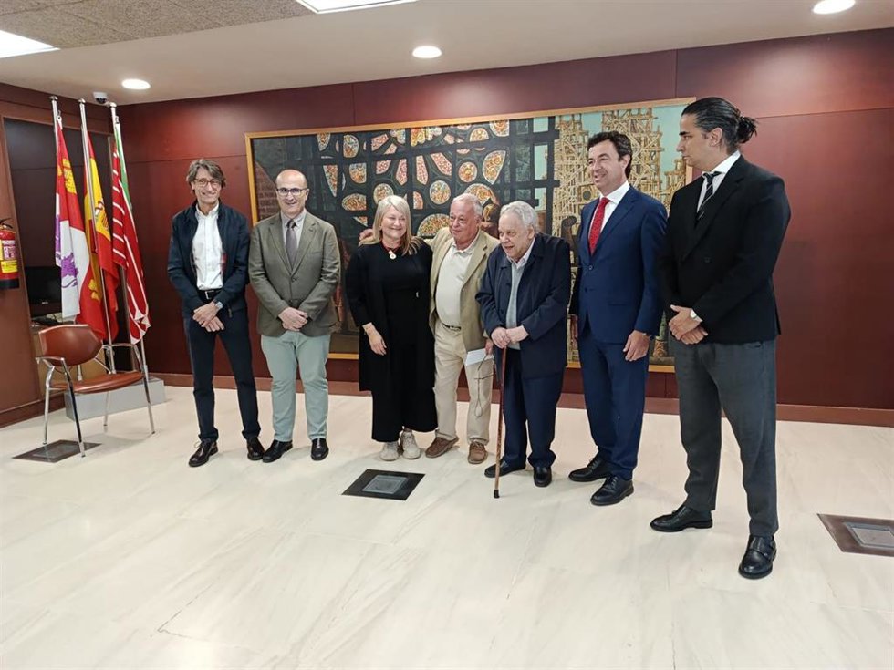 Los Responsables De La Junta Y Del Banco De Santander, Junto Al Autor, Al Pie Del Cuadro.