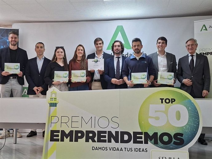 Foto de familia tras la final de los 'Premios Emprendemos'.