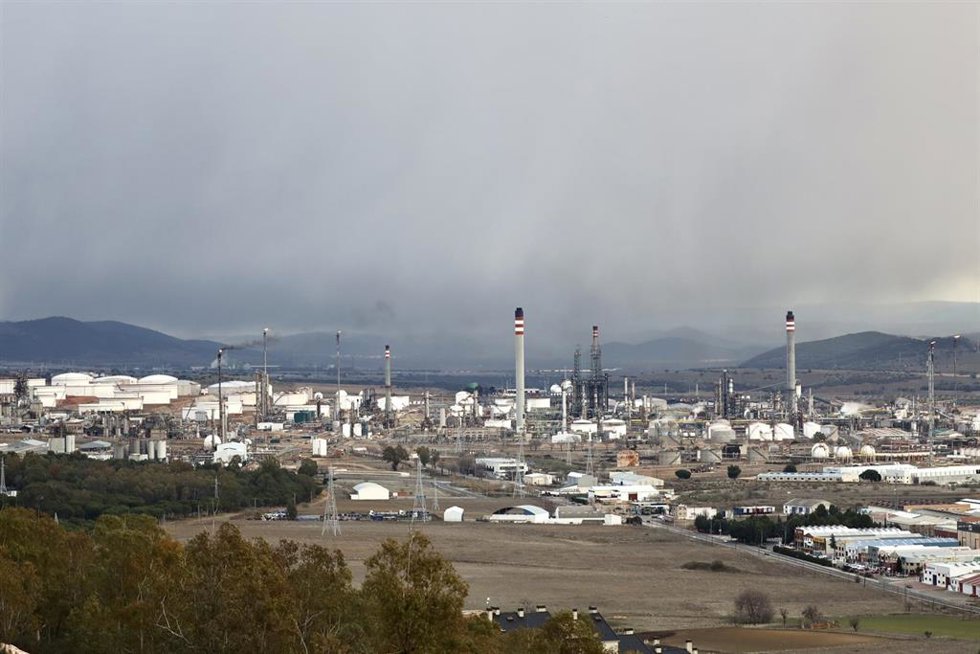 Archivo - Vista general de la central petroquímica de Puertollano.