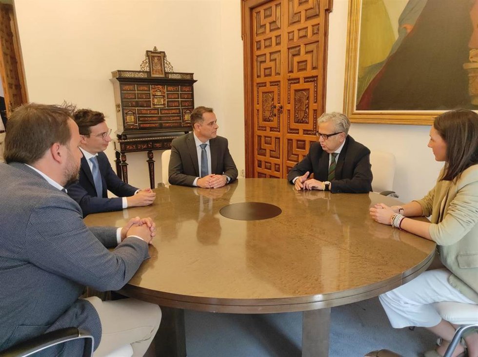 El presidente de la Diputación de Córdoba, Salvador Fuentes (segundo por la dcha), en su encuentro con la delegación institucional de la Córdoba argentina.