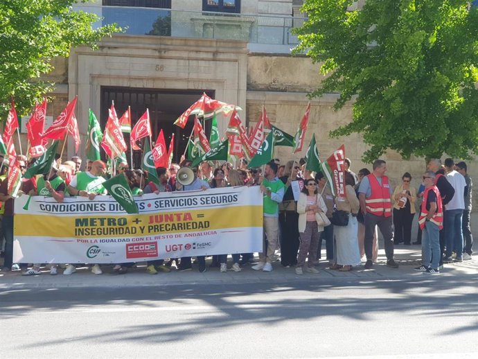 Concentración de protesta de los trabajadores de Metro de Granada este miércoles frente a la sede de la Junta en la capital.