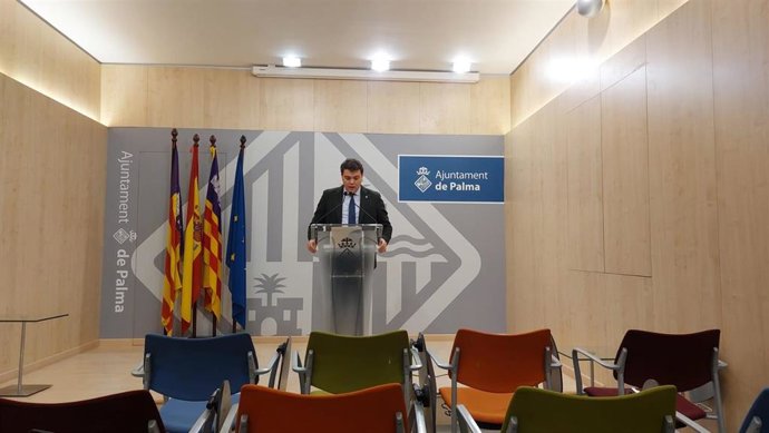Archivo - El portavoz adjunto del Ayuntamiento de Palma, Llorenç Bauzà, en rueda de prensa.