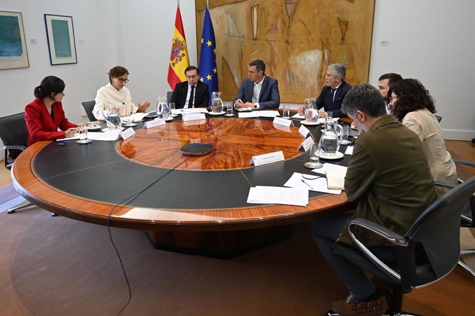 El presidente del Gobierno, Pedro Sánchez (c), acompañado de la ministra de Sanidad, Mónica García (2i), el ministro de Asuntos Exteriores, Unión Europea y Cooperación, José Manuel Albares (3i), y el ministro del Interior, Fernando Grande-Marlaska (5i)dur